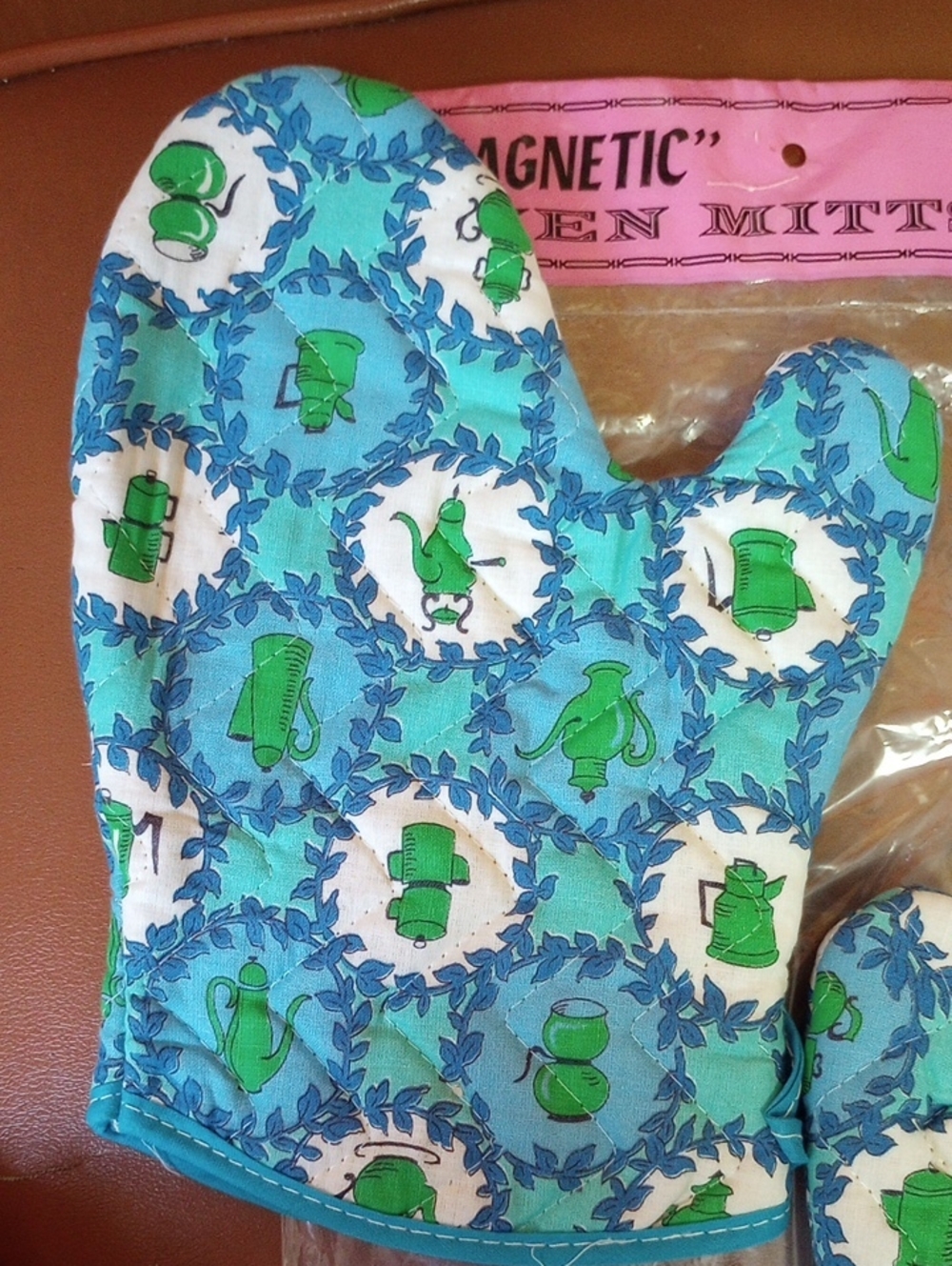 Virginia Vintage Retro Colorful Oven Mitts. Blue Green Aqua White. Open Package - Picture 2 of 4